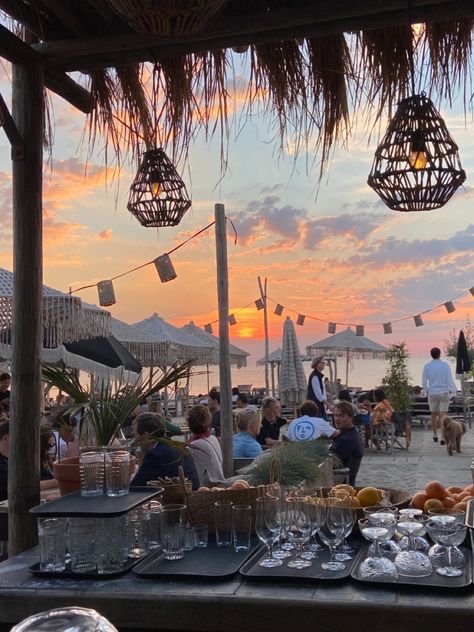 Barcelona Beach Club, Barcelona Clubbing, Beach Bar Aesthetic, Mexico Beach Aesthetic, Beach Club Aesthetic, Ibiza Beach Club, Beach Club Party, Marbella Beach, Morgan Elizabeth