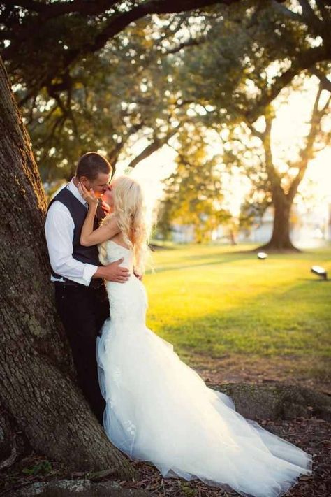 Country Wedding Photos, Rustic Wedding Photography, Groom Wedding Dress, Unique Wedding Photos, Wedding Photography Bride, Wedding Picture Poses, Breathtaking Wedding, Foto Tips, Wedding Engagement Photos