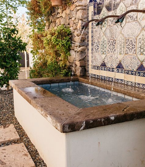 Spanish Fountain, Outdoor Wall Fountains, Santa Barbara Style, Spanish Garden, Fountain Design, Spanish Style Home, Casa Vintage, Spanish Style Homes, Wall Fountain