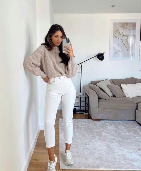 White Mom Jeans Outfit, Sophie Moulds, Hm Jeans, Basic Girl Outfit, White Pants Outfit, Jeans Outfit Winter, White Jeans Outfit, Mom Jeans Outfit, Cold Outfits