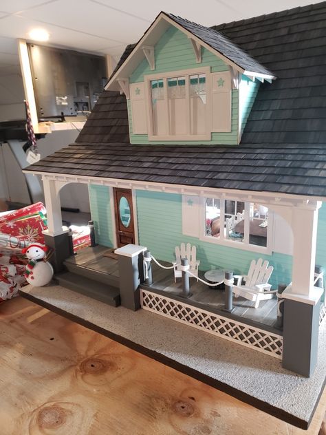 Dollhouse Balcony, Colorful Dollhouse, Bungalow Dollhouse, Beach Dollhouse, Dollhouses Ideas, Dollhouse Build, Cottage Dollhouse, Beachside Bungalow, Dollhouse Design