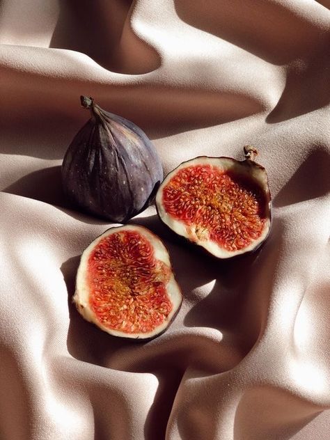 Fig Aesthetic, Fruit Photography, Still Life Photos, Fruit Art, Still Life Photography, Aesthetic Photography, Food Styling, Aesthetic Food, Food Photo