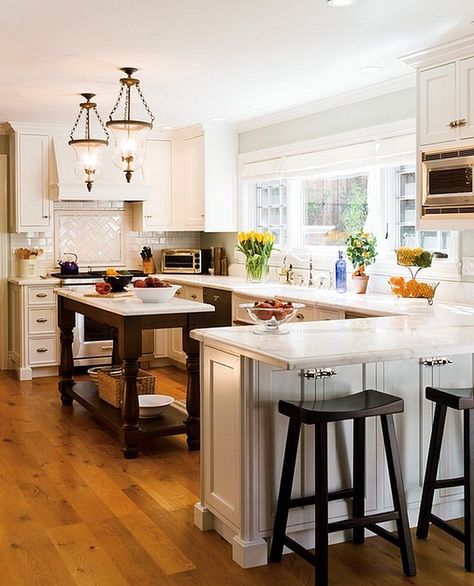 Make the windows an integral part of the traditional kitchen design Narrow Kitchen Layout, Country Kitchen Lighting, Kitchen With Peninsula, Kitchen Peninsula, Traditional Kitchen Design, Narrow Kitchen, Small Kitchen Island, U Shaped Kitchen, Kitchen Designs Layout