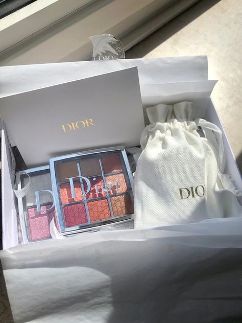 Dior Highlighter Aesthetic, Makeup Gifts Basket, Dior Highlighter, Dior Gift, Koleksi Makeup, Dior Eyeshadow, Cute Travel Outfits, Kylie Jenner Look, Luminous Silk Foundation