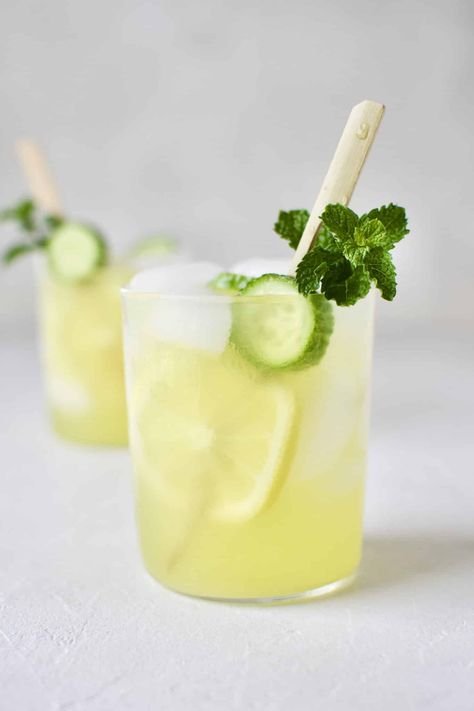 Cucumber Mint Lemonade, Mint Lemonade, Lemonade Cocktail, Fresh Squeezed Juice, Cucumber Juice, Fresh Drinks, Mint Sprig, Cucumber Recipes, Easy Drinks