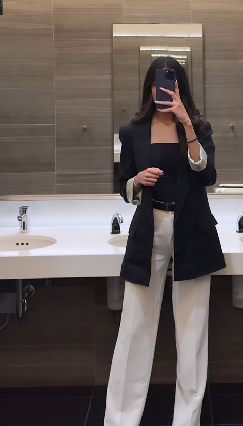 Formal Blazer Outfits, Outfit Formal Mujer, Conference Outfit, Lawyer Fashion, Office Suit, Blazer Outfits For Women, Fashion Top Outfits, Classic Outfit, Stylish Work Attire