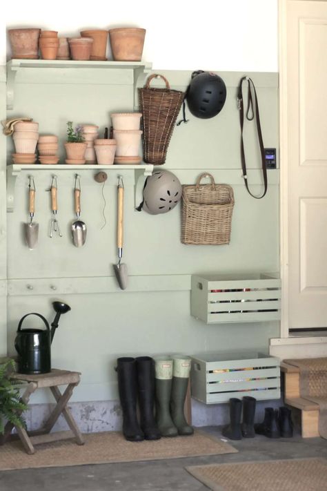 Gardening Tool Storage, Potting Shed Organization, Potting Shed Interior Ideas, Garden Shed Organization, Aesthetic Garage, Gardening Organization, Pretty Garage, Shed Organization Ideas, Garage Inspiration