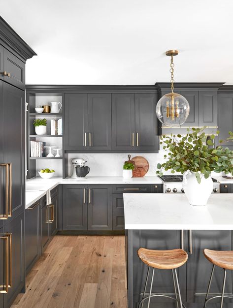 Charcoal Kitchen, Modern Black Kitchen, Grey Kitchen Designs, Dark Grey Kitchen, Dark Kitchen Cabinets, Grey Kitchen Cabinets, Style Deco, Grey Kitchens, Kitchen Room Design