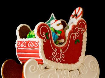 The gingerbread sleigh is a really neat idea if you want to add cookies, candies, or chocolates to your piece. Gingerbread Sleigh, Gingerbread House Pictures, Gingerbread House Patterns, All Things Gingerbread, 3d Cookie, Gingerbread House Decorations, Santa's Sleigh, Christmas Gingerbread House, Xmas Cookies