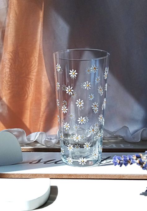 ✿Dear customers, if you want to buy more glasses than indicated in stock, please, do not hesitate to write to me!✿ 🤍 400 ml cute daisy glass will be a nice spring&summer gift to your dear ones.  🤍 Hand-painted tiny daisies made of stained glass contours are scattered all around the glass.  🤍 The bulging flowers on a smooth surface give a very pleasant tactile sensation when using this glass.  🤍 Parameters of the glass: capacity - 400 ml/ 13,5 oz; height - 14,5 cm /  5,7 inches top diameter - Daisy Wine Glass Painting, Flowers On Glass Painted, Daisy Painted Wine Glasses, Drawing On Glass Ideas Easy, Painted Drinking Glasses, Margarita Glasses Diy, Glass Painting Aesthetic, Easy Glass Painting Ideas, Shot Glass Painting