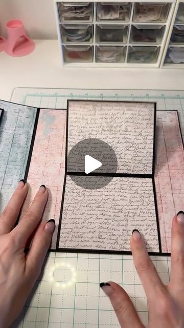 Scrapbook Mini Albums Tutorial, Paper Hacks, Diy Mini Album, Album Tutorial, Mini Album Tutorial, Scrapbook Tutorial, Scrap Album, Scrapbooking Techniques, Fold Cards