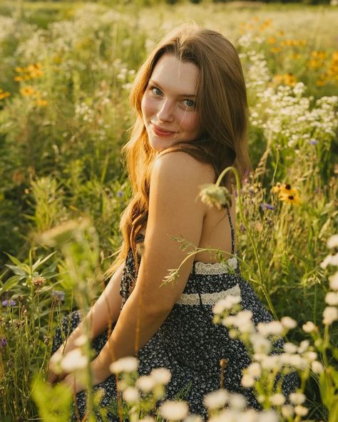 We’re loving these glowy golden hour shots by @kariclairephotography 🌞✨💐 ⠀⠀⠀⠀⠀⠀⠀⠀⠀ If you’re looking for posing inspo before your next senior photoshoot, browse our graduation category on the app! ⠀⠀⠀⠀⠀⠀⠀⠀⠀ key words - senior, senior pictures, class of 2025, 2025 senior, documentary, storytelling, photographer, storytelling photography Senior Photos Wildflowers, Twin Senior Pictures, Wildflower Photoshoot, Pretty Senior Pictures, Field Senior Pictures, Cute Senior Pictures, Senior Photoshoot Poses, Field Photoshoot, Unique Senior Pictures