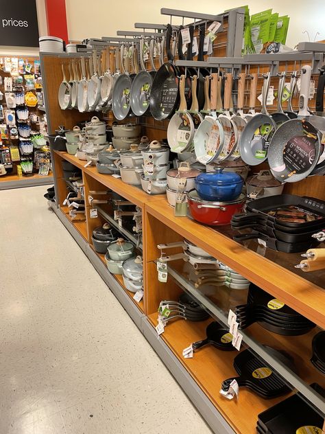 Crockery Shop Interior Design, Supermarket Design Ideas, Cookware Display, Supermarket Design Interior, Kitchen Supply Store, Store Shelves Design, Housewares Store, Shoe Rack Living Room, Store Design Boutique