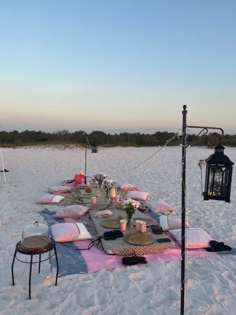 Lake Picnic Birthday Party, Birthday Picnic In The Beach, Beach Ideas For Birthday, Beach Picnic Bday Party Ideas, Beach Birthday Picnic Ideas, Sunset Beach Birthday Party, Cute Beach Picnic Ideas, Cute Beach Birthday Set Up, Birthday Party At The Beach Ideas