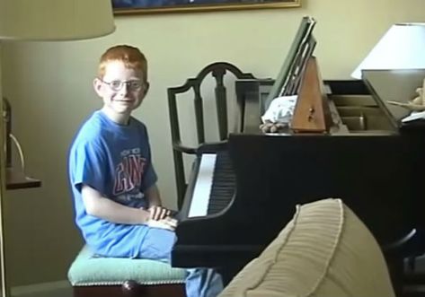 Ed Sheeran starting singing and playing musical instruments from a very young age! Ed Sheeran Child, Ed Sheeran Young, Ed Sheeran Baby, Ed Sheeran Facts, Ed Sheeran Love, Adele Songs, Ginger Babies, Lovers Images, Smile Images