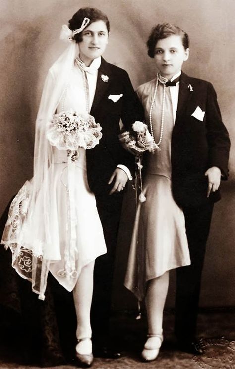 Vintage LGBT Love – 20 Vintage Snapshots of Lesbian Weddings in the Past Funny Wedding Pictures, Vintage Lesbian, Weird Vintage, Funny Wedding Photos, Vintage Wedding Photos, Lgbt Love, Lesbian Wedding, Steve Mcqueen, Wedding Humor