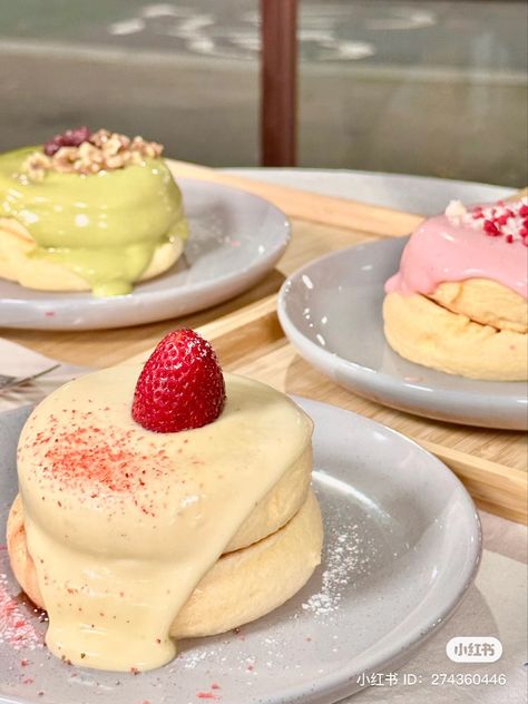 Strawberry Matcha Dessert, Souffle Pancakes Aesthetic, Dessert Custard, Matcha Desserts, Souffle Pancake, Matcha Almond, Pancake Dessert, Matcha Dessert, Souffle Pancakes