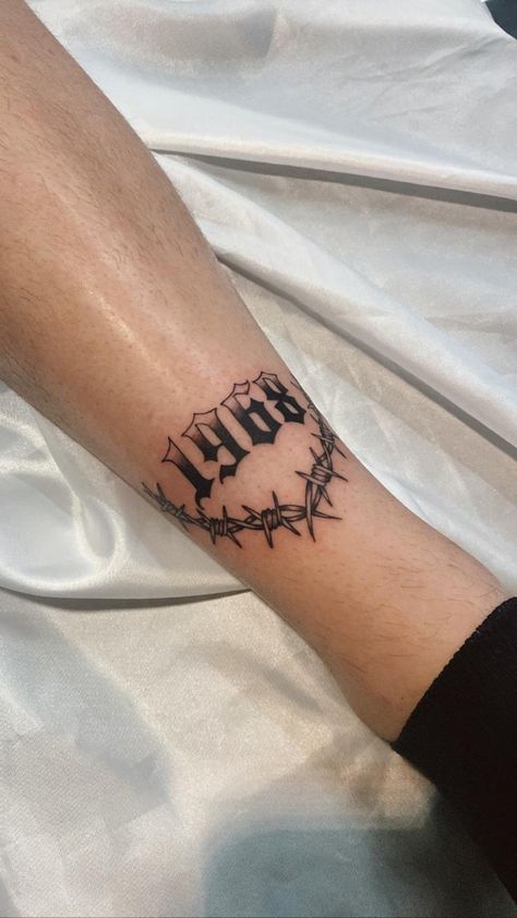 Barbed Wire Name Tattoo, Tattoo Wire Barbed, Traditional Tattoos Numbers, American Traditional Numbers Tattoo, Barbwire Ankle Tattoo, Barb Wire Leg Tattoo, Leg Number Tattoo, Barbed Wire Ankle Tattoo, Barbed Wire Elbow Tattoo