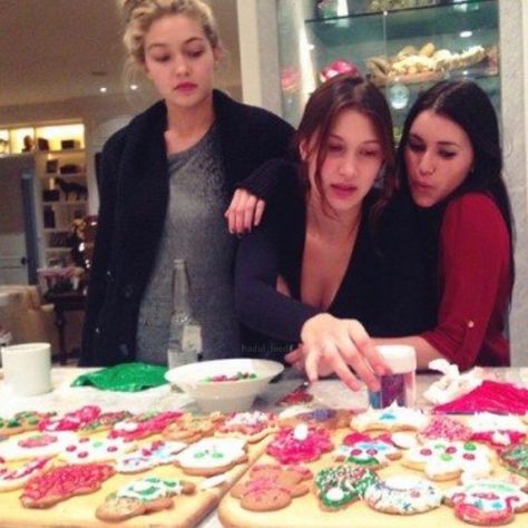 2014 Christmas Aesthetic, Gigi Hadid Christmas, Christmas Soiree, Gigi Hadid Bella Hadid, Christmas Store Displays, 2014 Core, Christmas Sleepover, Christmas Tumblr, Royalcore Aesthetic