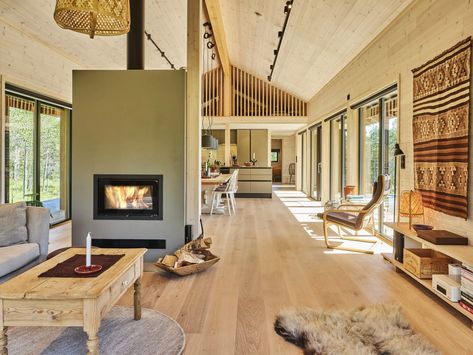 Cette longue maison en bois a été conçue par l'entreprise Rindalshytter en pleine nature en Norvège et est décorée dans un style contemporain. D'une surface de 177m2,  elle est de… Timber Frame House, House Redesign, Mountain Chalet, Modern Barn House, Modern Beach House, Shed Homes, Timber House, Modern Cottage, Barn Style House