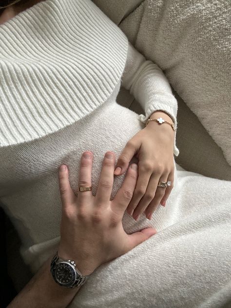 Faceless Pregnant Aesthetic, Pregnancy Asthetic Picture, Hands On Pregnant Belly, Pregnancy Photos Aesthetic, Pregnant Belly Aesthetic, Pregnancy Women, Pregnant Girl, Cute Couple Text Messages, Bump Pictures