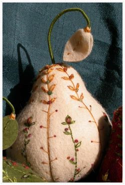 Pear pic Wool Felt Projects, Embroidered Felt, Penny Rug, Wool Embroidery, Felt Projects, Penny Rugs, Wool Projects, Wool Crafts, Wool Applique