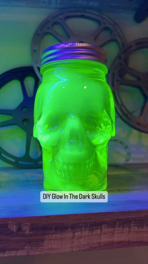 Blacklight Halloween, Easy Diy Halloween Decor, Diy Glow In The Dark, Simple Halloween Decor, Glow Halloween, Dollar Store Halloween Decorations, Scary Halloween Decorations Diy, Halloween Lights Decorations, Halloween Infantil