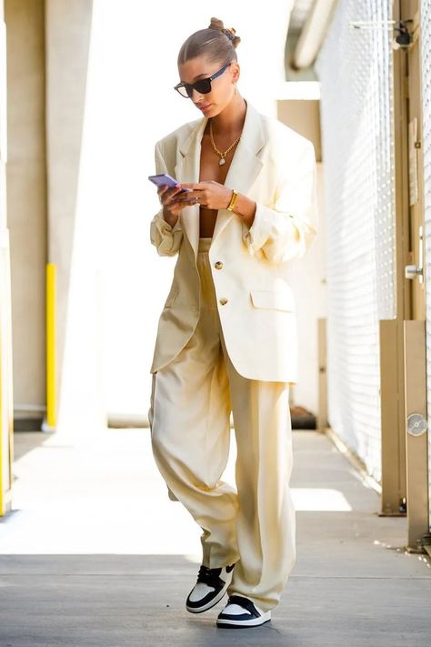 Air Jordan Outfit, Hailey Bieber Outfits, Shoulder Jacket, Outfit Elegantes, Hailey Bieber Style, Jordan Outfit, Best Blazer, Blazer Outfits For Women, Jordan Outfits