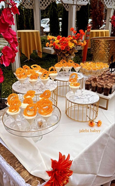 #jalebi #dessert #indianwedding #indianweddingfood #indianweddingdessert Mendhi Food Ideas, Indian Food Wedding Ideas, Dholki Food Ideas, Wedding Food Stations Indian, Indian Wedding Dessert Table, Dholki Dessert Table, Diwali Dessert Table, Desi Party Decor, Haldi Food Ideas