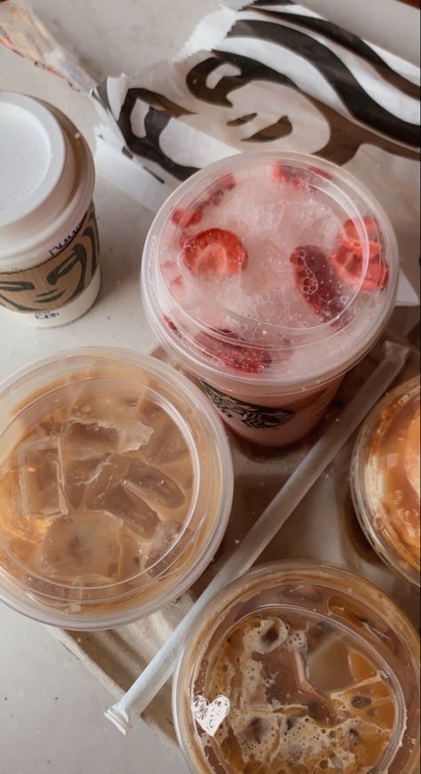 Caribou Drinks, Drinking Smoothie, Pink Drink Starbucks, Art Of Coffee, Coffee Summer, Frappuccino Inspired Recipes, Friends Coffee, Starbucks Coffee Drinks, Coffee Board