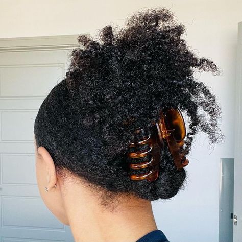 Curly Hair Claw Clip, Afrocentric Hairstyles, Hair Clip Hairstyles, 4a Hair, Curls Hairstyles, Type 4 Hair, Beautiful Natural Hair, Clip Hairstyles, Natural Curls Hairstyles