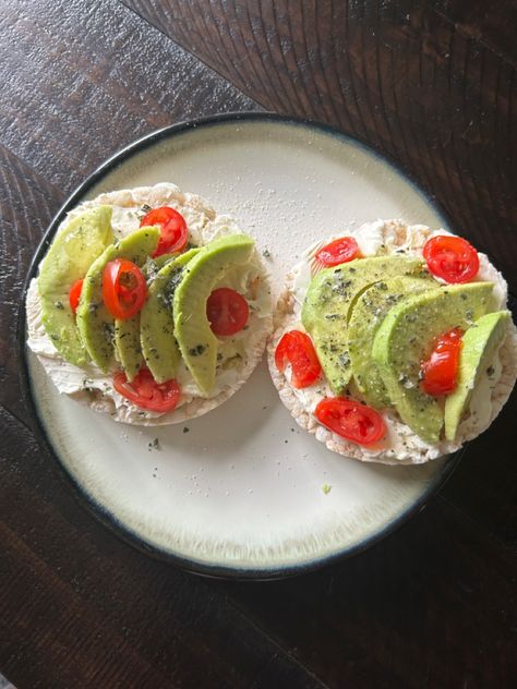 Rice Cakes Aesthetic, Cakes With Cream Cheese, Almond Daughter, Easy Healthy Lunches, Avocado Tomato, Cake With Cream Cheese, Grape Tomatoes, Rice Cakes, Healthy Lunch