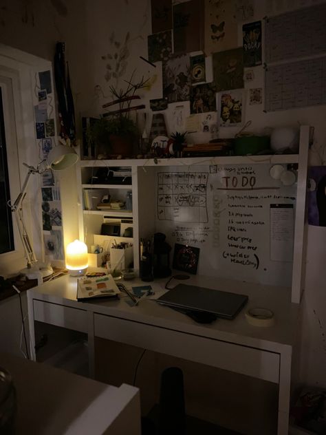 How To Decorate Ur Desk, What To Put On Your Desk, How To Decorate Your Desk, Grunge Desk Ideas, Desk Setup Green, Downtown Desk, Desk Ideas Dark, Bedroom Desk Layout, Dark Desk Setup