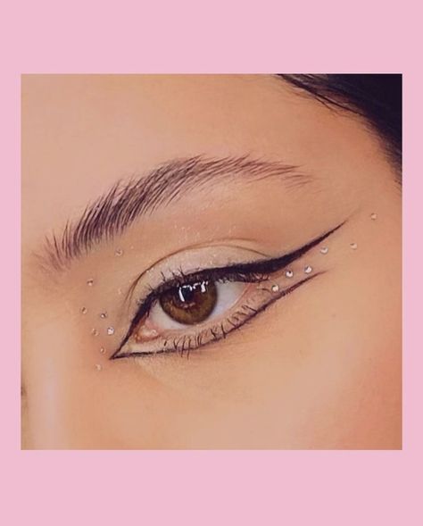 #mua #eyeliner #eyemakeup #maquillaje #makeup #graficeyeliner #creativeeyeliner #delineador #delineadorcreativa #maquilladora #ojos #vogueparis #lilyrosedepp #parisian #parisianstyle #alexademie #euphoriamakeup #euphoria #maddyperez Maquillaje Maddy Euphoria, Euforia Makeup, Eyeliner Makeup Ideas, Euphoria Inspired Makeup, Cute Halloween Makeup, Maddy Perez, Euphoria Makeup, 90s Makeup, Alt Makeup