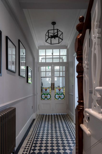 How a Crumbling Edwardian House was Beautifully Restored | Houzz UK 1930s House Interior Original, Victorian Hallway Ideas, Hall Ways Ideas, Hallway Landing, 1930s Decor, 1930s House Interior, 1920 House, Victorian Hallway, 1930s House