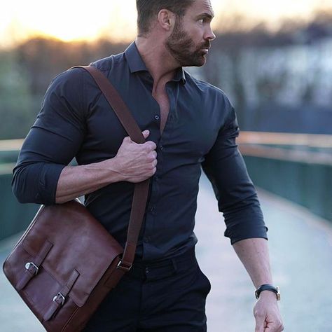 Saturday night out! Men’s Handbag, Messenger Bag Outfit, Mens Formal Fashion, Leather Duffle Bag Men, Brown Messenger Bag, Waist Bag Fashion, Formal Bag, Brown Leather Messenger Bag, Mens Satchel