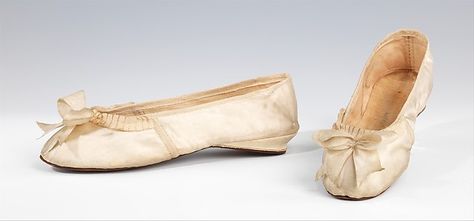 Evening slippers from 1805-15. This style of slipper was typical of the Regency, comparable to our modern-day ballet flats, at least in looks. Elegant Slippers, Historical Shoes, Wedding Slippers, Regency Fashion, Regency Era, Costume Collection, Ballet Slippers, Fashion Plates, Classic Shoes