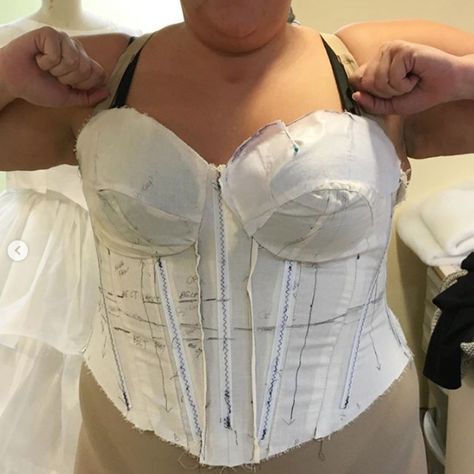 How to Sew a Plus Size Corset | Sew with Me! - The Huntswoman Corset Top Pattern, Corset Tutorial, Plus Size Corset Dress, Plus Size Corset Tops, Diy Corset, Moda Academia, Diy Costumes Women, Plus Size Sewing Patterns, Corset Sewing Pattern