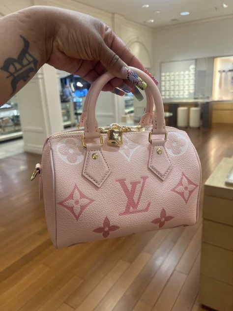 Pink Louis Vuitton Bag, Pink Louis Vuitton, Luxury Bags Collection, Louis Vuitton Pink, Handbag Essentials, Girl Dinner, Girly Bags, Luxury Purses, Girly Accessories