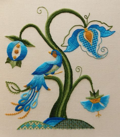 Bordado Jacobean, Wool Applique Quilts, Jacobean Embroidery, Crewel Embroidery Patterns, Border Embroidery Designs, Handmade Embroidery Designs, Felt Embroidery, Border Embroidery, Embroidery Flowers Pattern