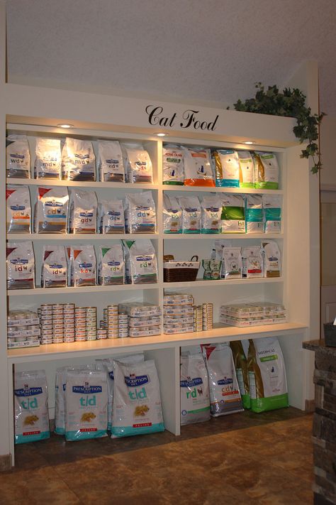 Cat Food Small Pet Store Ideas, Small Vet Clinic Design, Veterinary Clinic Reception, Pet Shop Design Interior, Petshop Ideas, Dog Grooming Salon Decor, Clinic Reception, Pet Store Display, Dog Boutique Ideas