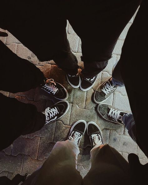 #vans #vansoldskool #bffgoals #aesthetic Vans Aesthetic Grunge, Vans Aesthetic, Nostalgia Core, Bff Goals, Aesthetic Grunge, Vans Old Skool, Pins, Quick Saves