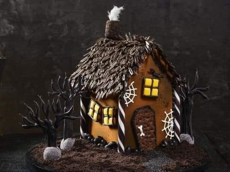 Gingerbread Cookie House, Haunted Gingerbread House, Haunted House Cake, Halloween Gingerbread House, Halloween Gingerbread, Fun Halloween Desserts, Halloween Deserts, Halloween Decor Diy, Gingerbread House Designs