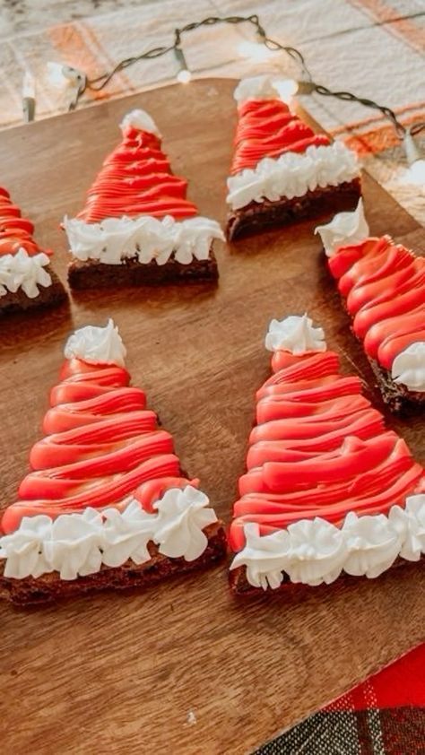 Santa Cake Cookies, Christmas Brownies Santa Hat, Christmas Eats Ideas, Easy Christmas Market Ideas, Santa Brownie Hats, Brownies Christmas Ideas, Christmas Birthday Desserts, Christmas Desserts Brownies, Christmas Cafe Food