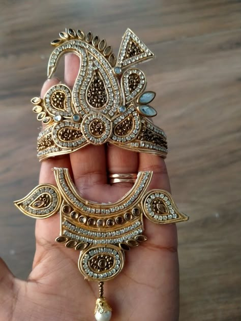 Laddu Gopal Jewellery, Krishna Accessories, Diy Jewelry Holder Frame, Deity Clothes, Wedding Embroidery Hoop, Paste Jewelry, Diy Floral Decor, Laddu Gopal Dresses, Diy Jewellery Designs