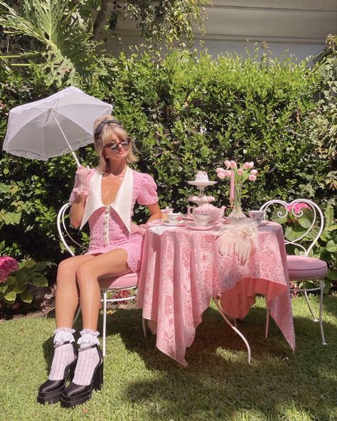 Tea Party Birthday Ideas, High Tea Outfit, Adult Tea Party, Tea Party Attire, Pink Tea Party, High Tea Party, Party Photoshoot, Garden Party Birthday, Spring Tea