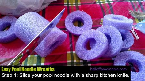 Easy DIY Christmas Ornament: pool noodle wreath Ornament Making Party, Pool Noodle Christmas, Seasonal Wreaths Diy, Christmas Ornament Making, Pool Noodle Christmas Wreath, Pool Noodle Wreath, Inexpensive Wreaths, Pool Noodle Crafts, Christmas Donuts