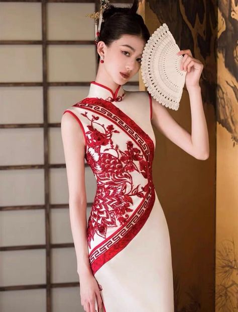 New Chinese style (新中式), sleeveless long Cheongsam#qipaodress #weddingqipao#chinesedress#modernqipao#cheongsamdress #moderncheongsam#weddingcheongsam New Chinese Style Fashion, Traditional Cheongsam, Sleeveless Cheongsam, Chinese Tea Ceremony Dress, Modern Cheongsam Wedding, Chinese Dress Outfit, Qipao Dress Modern, Chinese Wedding Outfits, Red Cheongsam Dress