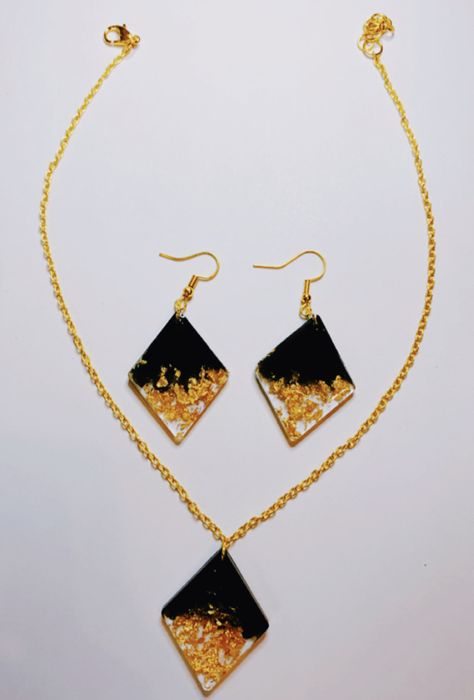 Black And Gold Resin Earrings, Resin Art Earrings, Diy Resin Phone Case, Diy Resin Earrings, Seni Resin, Crystal Clear Epoxy Resin, Earring And Necklace Set, Resin Crafts Tutorial, Using Resin