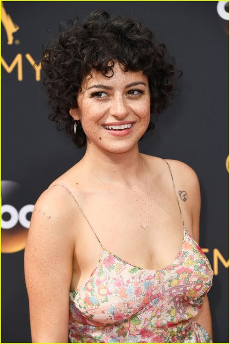 Pretty Curls, Curly Cuts, Alia Shawkat, Dyed Curly Hair, Beautiful Freckles, Curly Short, Short Curly Haircuts, Short Curls, Peinados Fáciles Para Cabello Corto